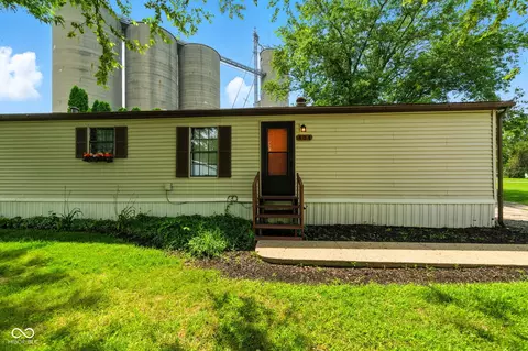 404 E Pike St, Kirklin, IN 46050 photo 2