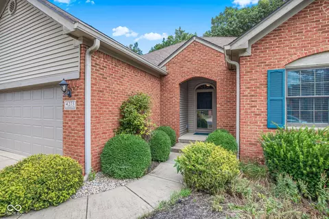 4273 Summerhaven Dr, New Palestine, IN 46163