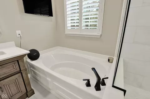 Bath - 11995 Gray Eagle Dr, Fishers, IN 46037 photo 6 of 8