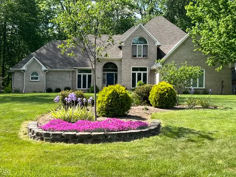 3948 S Woodfield Dr, New Palestine, IN 46163