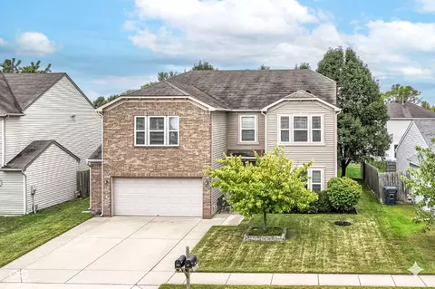 8221 S Evening Dr, Pendleton, IN 46064