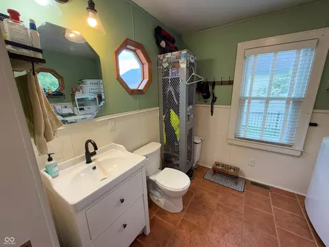 Bath - 303 Duffey St, Plainfield, IN 46168 photo 4 of 4