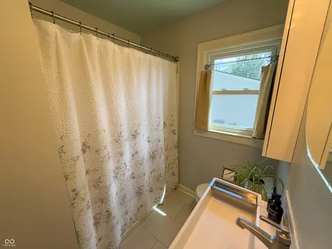 Bath - 303 Duffey St, Plainfield, IN 46168 photo 3 of 4