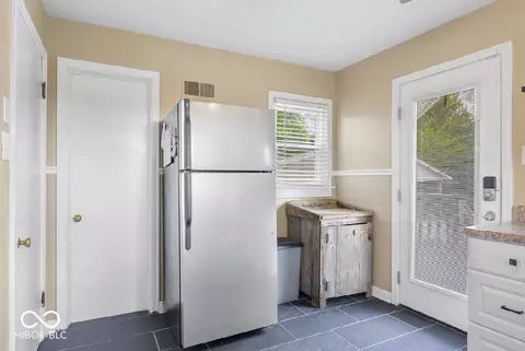 Kitchen - 708 E 400 S, Columbus, IN 47201 photo 5 of 6