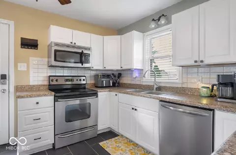 Kitchen - 708 E 400 S, Columbus, IN 47201 photo 6 of 6