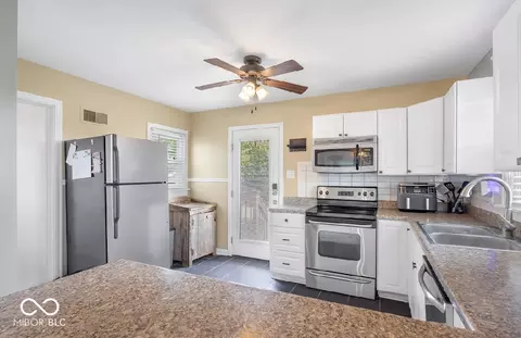 Kitchen - 708 E 400 S, Columbus, IN 47201 photo 3 of 6