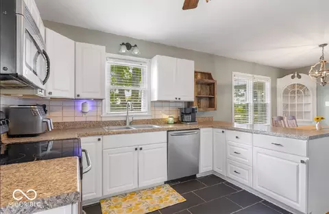 Kitchen - 708 E 400 S, Columbus, IN 47201 photo 4 of 6