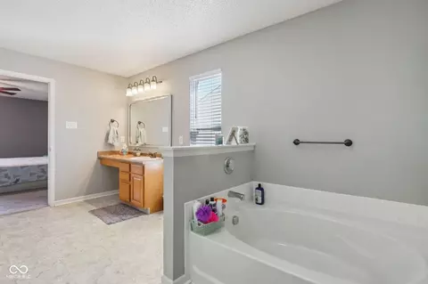 Bath - 9648 W Lantern Ln, Pendleton, IN 46064 photo 3 of 4