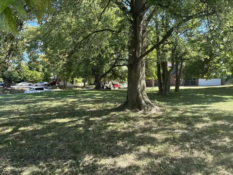 4221 E Washington St, Indianapolis, IN 46201