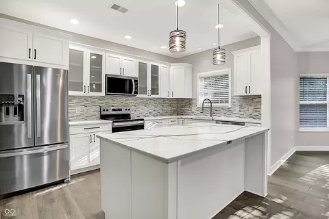 Kitchen - 9749 Herons Cv, Indianapolis, IN 46280 photo 4 of 5