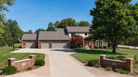 8304 W Mulligan Ln, Columbus, IN 47201
