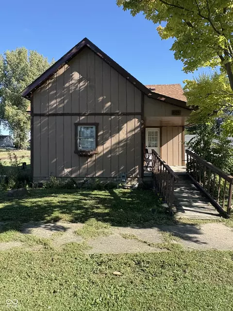 638 W 8th St, Rushville, IN 46173