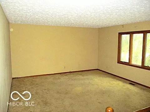 Living - 1360 E Hadley Rd, Plainfield, IN 46168 photo 2 of 4