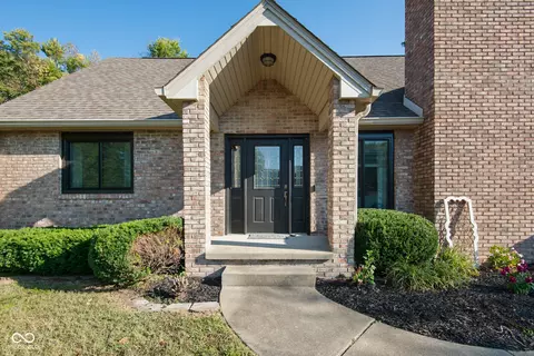 1966 Broadmoor Ln, Columbus, IN 47203