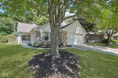 6352 Stratford Dr N, Fishers, IN 46038