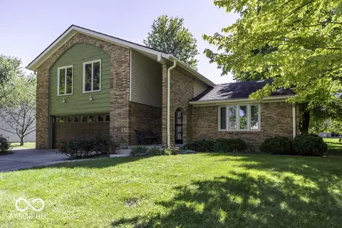 1115 Barcelona Dr, Greenwood, IN 46143