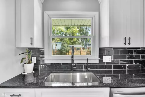 Kitchen - 3271 Beech Dr, Columbus, IN 47203 photo 4 of 7