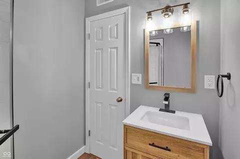 Bath - 3271 Beech Dr, Columbus, IN 47203 photo 8 of 9