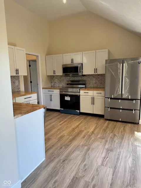 7446 Deville Ct, Indianapolis, IN 46256 photo 2