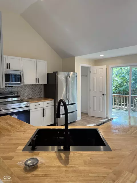 7446 Deville Ct, Indianapolis, IN 46256 photo 4