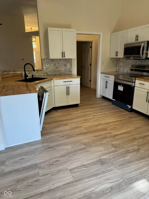 7446 Deville Ct, Indianapolis, IN 46256 photo 3