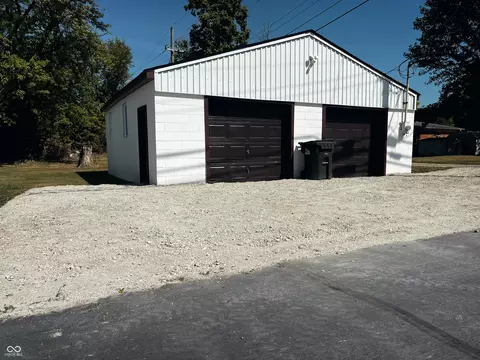 Exterior - 205 Walnut St, Hope, IN 47246 photo 5 of 6