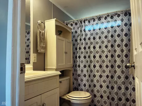 Bath - 205 Walnut St, Hope, IN 47246 photo 2 of 2