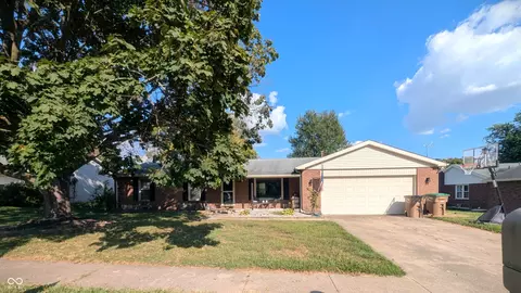 2823 Fox Pointe Dr, Columbus, IN 47203