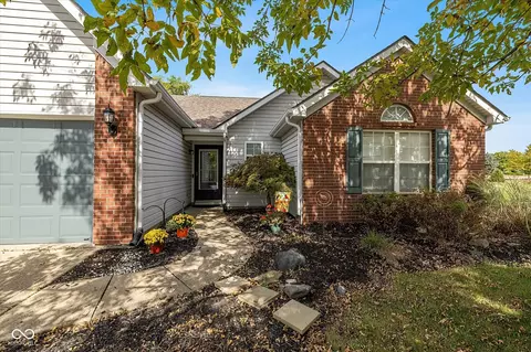 10162 Long Meadow Dr, Fishers, IN 46038