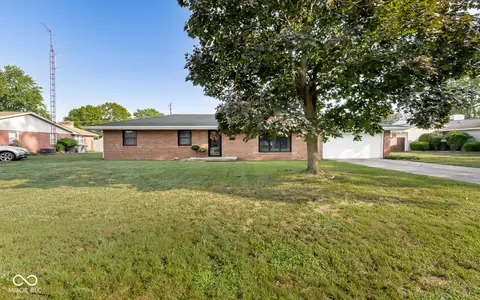 1448 Robin Hood Dr, Seymour, IN 47274