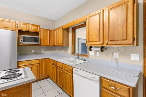 Kitchen - 4320 E 900 N, Edinburgh, IN 46124 photo 7 of 9