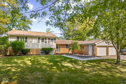 3736 W South Wood Lake Dr, Columbus, IN 47201