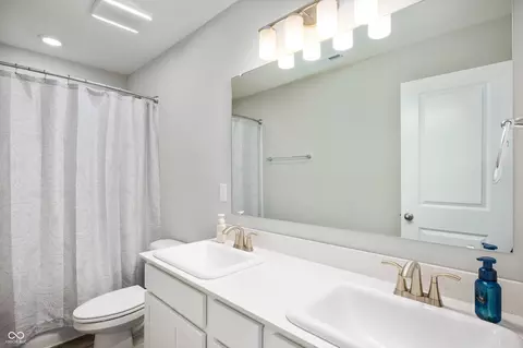 Bath - 357 Carrick Glen Blvd, Pendleton, IN 46064 photo 2 of 2