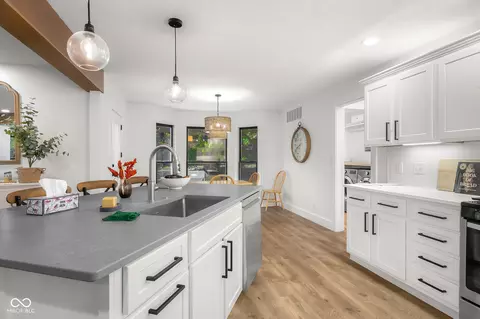 Kitchen - 882 Box Turtle Ct, Columbus, IN 47201 photo 6 of 8
