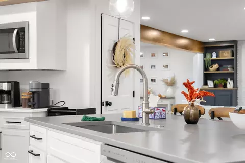 Kitchen - 882 Box Turtle Ct, Columbus, IN 47201 photo 3 of 8