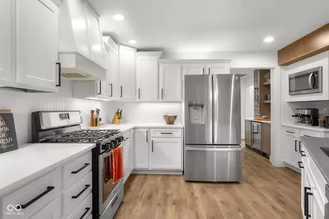 Kitchen - 882 Box Turtle Ct, Columbus, IN 47201 photo 4 of 8