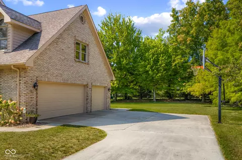 Exterior - 882 Box Turtle Ct, Columbus, IN 47201 photo 4 of 8
