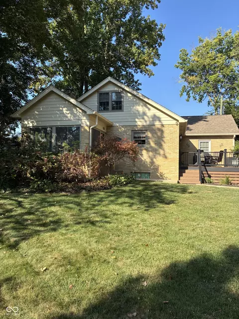 350 S 6th St, Zionsville, IN 46077