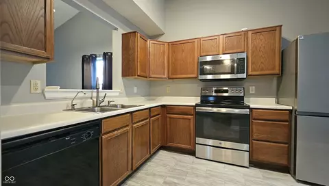 Kitchen - 6615 Captiva Pass, Plainfield, IN 46168 photo 2 of 3