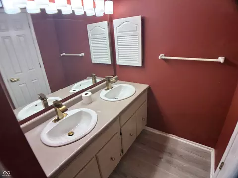 Bath - 464 E St Clair St, Indianapolis, IN 46202 photo 3 of 4