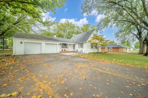 1525 Greenway Dr, Anderson, IN 46011