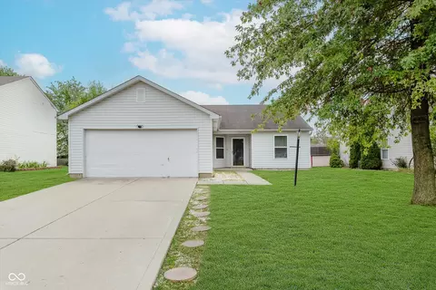 1647 Sweetwater Ln, Greenfield, IN 46140
