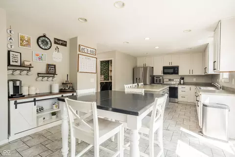 Kitchen - 6933 Knoll Crest Way, Pendleton, IN 46064 photo 2 of 2