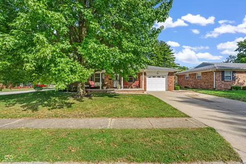 2 Oakmont Ct, Beech Grove, IN 46107