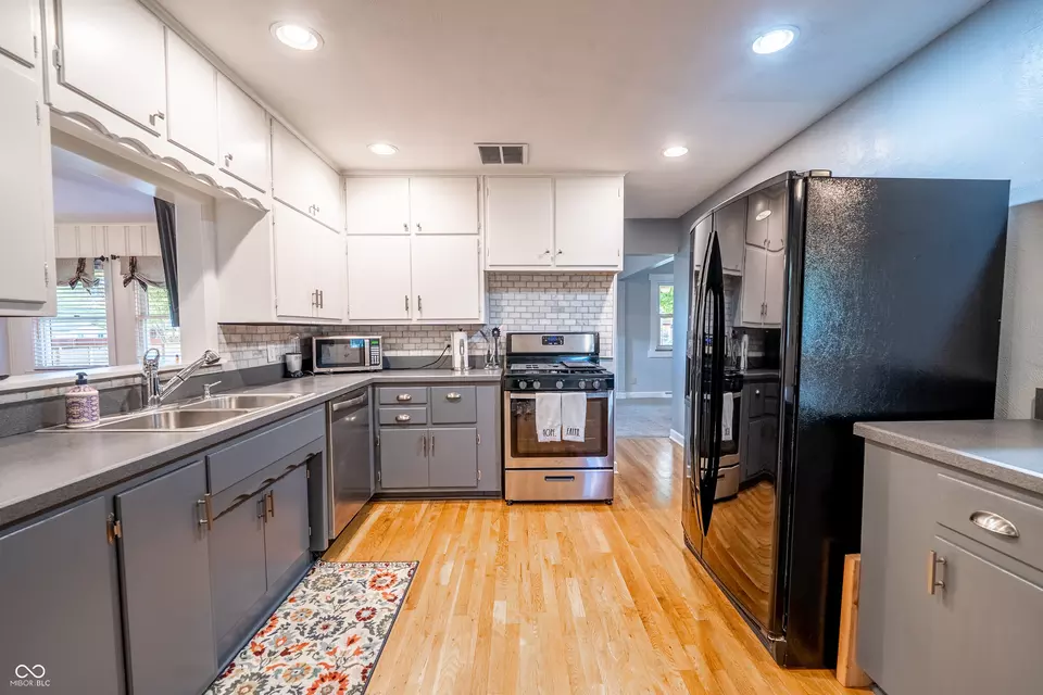 Kitchen - 4844 E 71st St, Indianapolis, IN 46220 photo 3 of 5