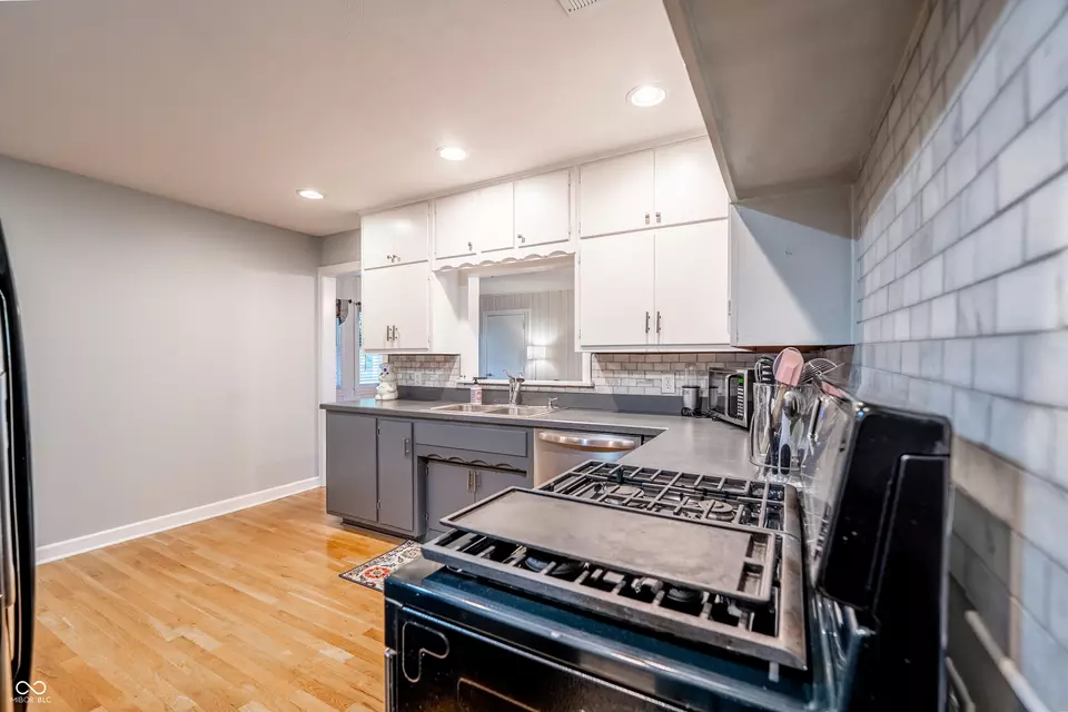 Kitchen - 4844 E 71st St, Indianapolis, IN 46220 photo 4 of 5