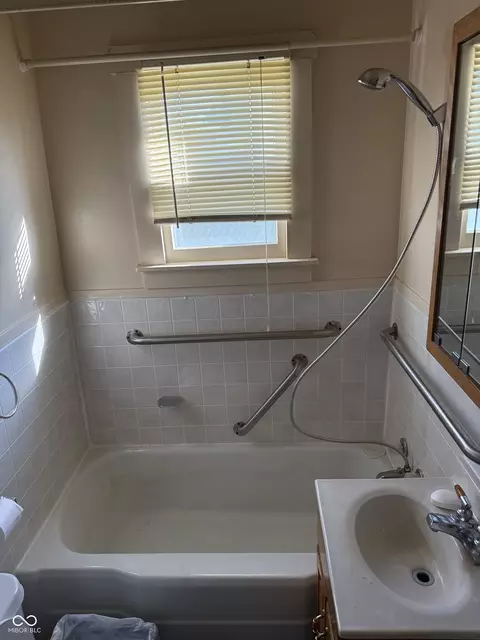Bath - 426 Walnut St, Hope, IN 47246 photo 1 of 1