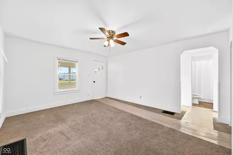 Living - 2212 Mapleton Ct, Columbus, IN 47201 photo 2 of 3