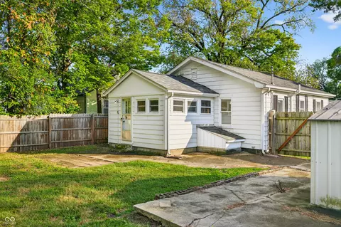 Exterior - 2212 Mapleton Ct, Columbus, IN 47201 photo 9 of 11