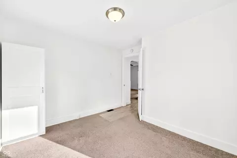 Bedroom - 2212 Mapleton Ct, Columbus, IN 47201 photo 5 of 6